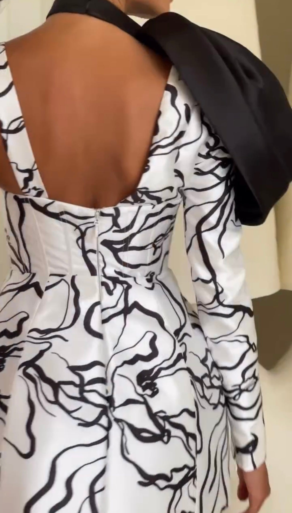 Ein-Schulter-Langarm-Blumen-Spaghettiträger-Kleid mit Blumenmuster